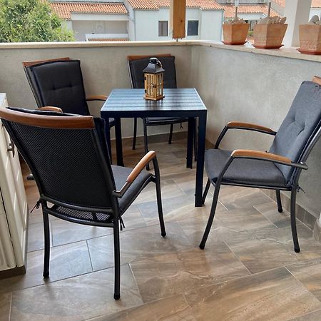 Apartment Enis Barbariga Bagian luar foto